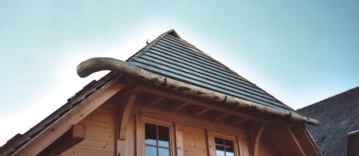 Holzdachrinnen sollten innen besonders glatt sein, umso länger ist deren Haltbarkeit. Die zu erwartende Lebensdauer beträgt etwa fünf Jahre. Dann wird die Suche nach der nachwachsenden Rinne von neuem beginnen. Weitere Bilder auf www.baumetall.de