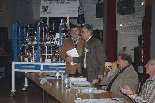 Der stellvertretende Bürgermeister Karlstadts, Theo Dittmaier, gratuliert Rainer Schaefer zu dessen Bestätigung im Amt des ersten Vorsitzenden
