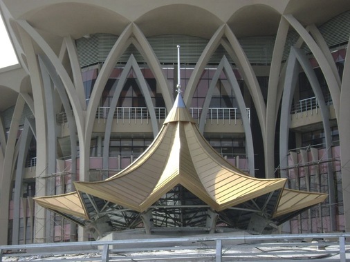 Analog zum Hauptturm: die 450 m² große Falzonalbedachung über dem Bankettsaal