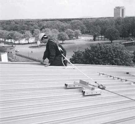 Zambelli bietet für das Rib-Roof-Metalldachsystem umfangreiches Sicherheits-Zubehör an. Dazu gehört beispielsweise ein Absturzsicherungssystem zur durchdringungsfreien Befestigung. Die Rib-Roof-Absturzsicherung kann an jeder beliebigen Stelle ein- und ausgehängt werden und verfügt über durchgängig überfahrbare Zwischenhalter