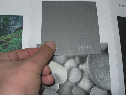 Materialproben machen Produkte greifbarVM Zink, Materialfächer
