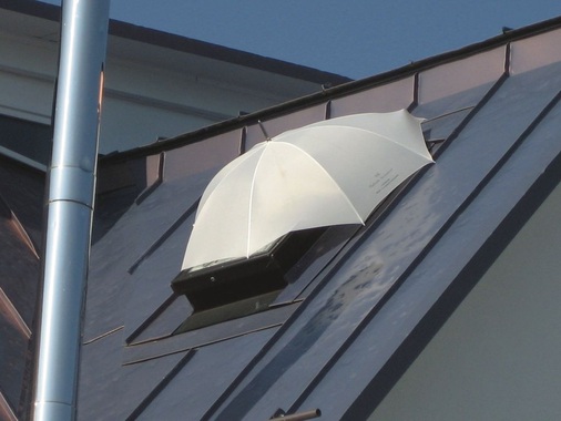 Optischer Mangel Die an mehreren Dächern festgestellte optische Beeinträchtigung beschreibt, dass die Dächer

und Fassaden zwar viele Einschläge aufwiesen, aber trotzdem noch gebrauchsfähig waren