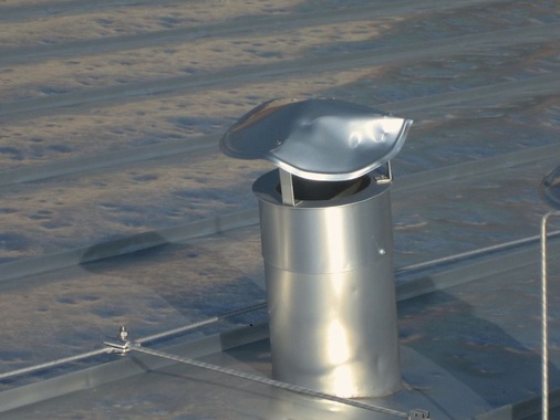 Volltreffer Lediglich an zwei Stellen konnten Risse im Metall entdeckt werden, in beiden Fällen handelte es sich um Volltreffer auf einem Nagelkopf beziehungsweise am Fenstereindeckrahmen aus Aluminium