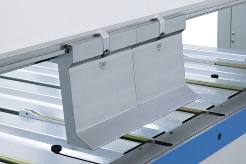 Besonders die große Öffnungshöhe sorgt für neue Dimensionen: Werkzeughöhen bis zu 175 mm plus eine zusätzliche Öffnung der Oberwange um 140 mm sind möglich
