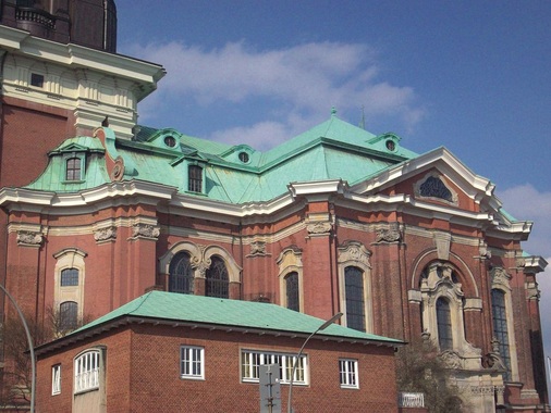Eins der berühmtesten Kupferdächer Deutschlands wird zurzeit in Hamburg saniert — das Dach der St. Michaelis-Kirche im Stadtteil Neustadt, die als “Hamburger Michel“ zu den Wahrzeichen der Hansestadt zählt
