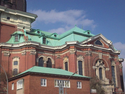 Eins der berühmtesten Kupferdächer Deutschlands wird zurzeit in Hamburg saniert — das Dach der St. Michaelis-Kirche im Stadtteil Neustadt, die als “Hamburger Michel“ zu den Wahrzeichen der Hansestadt zählt
