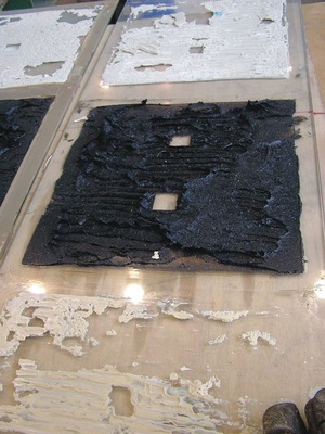 <p>Nach dem Versuch: Glasplatten mit Klebstoffresten</p> - © Enke-Werk