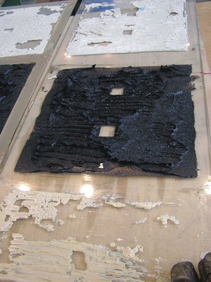 Nach dem Versuch: Glasplatten mit Klebstoffresten
