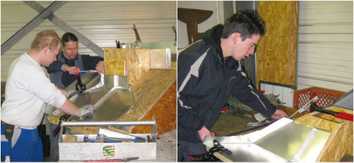 Re.: William Korostil und Heiko Baume am Dachmodell, li.: Philipp Heid am Modell der traufseitigen Lichtkuppel-Ecken