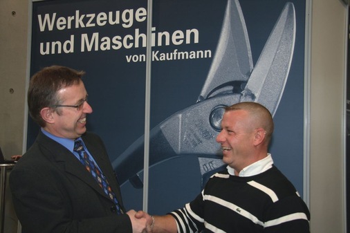 <p>Kaufmann-Geschäftsführer Manfred Hösler begrüßt Dominik Holup aus Frankreich.</p> - © BAUMETALL