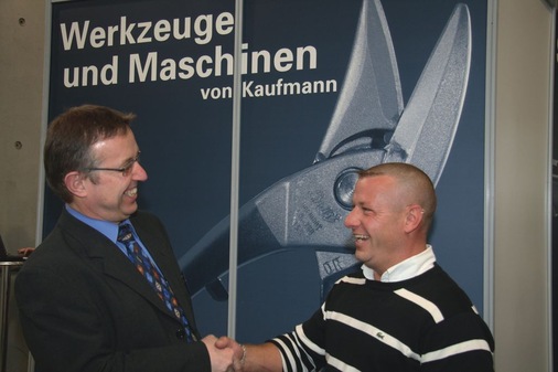 Kaufmann-Geschäftsführer Manfred Hösler begrüßt Dominik Holup aus Frankreich.

