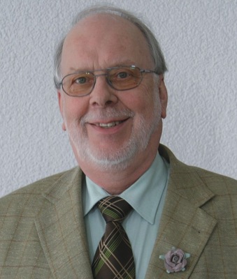 Markenzeichen: Friedhelm Hesse mit Falzonal-Aluminiumrose
