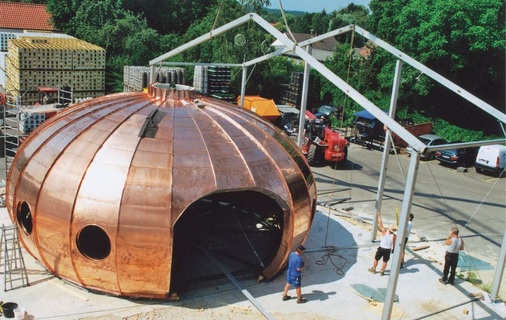 Kurz vor dem Abschluss der Spenglerarbeiten wurde über der 250 m² großen kupfernen Außenhülle ein Zelt errichtet, unter welchem in fünf Arbeitsgängen 24-karätiges Blattgold aufgetragen wurde