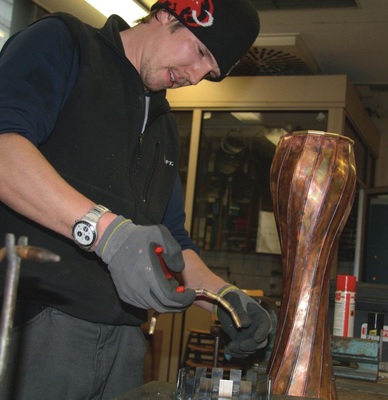 Auch Florian Hart bewirbt sich mit seinem Kupfer-Weisbierglas um den Titel Klempnermeisterstück des Jahres