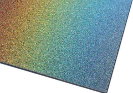 Zu Recht trägt diese Novelis-Neuentwicklung den Namen „Regenbogen“, denn die Farboberfläche spiegelt tatsächlich die Spektralfarben des Regenbogens wieder