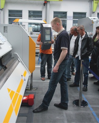 RAS-Mitarbeiter Andreas Röhm präsentiert die speziell auf Spenglerbedürfnisse zugeschnittene Schwenkbiegemaschine Turbobend mit 3,15 m Arbeitsbreite und einer Biegeleistung von 1,5 mm bei Stahl sowie die Flexibend. Letztere bietet exakte Wiederholgenauigkeit auf 3,2 m Länge bis zu 3,0 mm bei Stahl. Weitere Fakten: das automatische Werkzeug-Spannsystem an Ober- und Biegewange, ein intelligentes Bombiersystem, das die Durchbiegung automatisch misst und korrigiert oder der J-Anschlag für eine Maschinenbedienung von der Rückseite