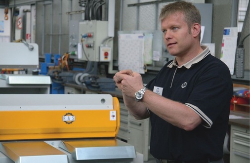 Joachim Schäfer informiert Spiegel-Kunden über die Smartcut — eine Schwingschnittschere mit Hochhalte- und Sortiersystem, die den Schnittspalt in Sekundenschnelle auf die richtige Materialstärke eingestellt. Weitere Merkmale sind: 2 mm Schnittleistung, 3,1 m Schnittlänge sowie CNC-Hinteranschlag