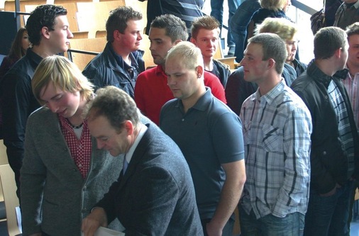 Geschickter Schachzug*: In Ulm wird zukünftig die Freisprechung der Klempner-Junggesellen ebenso wie die Präsentation der Klempnermeisterprüfungsstücke öffentlich stattfinden.Links: Die Junggesellen umringen ihren Ausbilder Armin Waldbüser (vorne)
