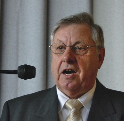 Bei der Lossprechungsfeier gratulierten neben dem Prüfungsvorsitzenden Manfred Decker (oben) auch der Ulmer Oberbürgermeister und der Schulleiter der Robert-Bosch-Schule den „Neuen“ Klempnergesellen
