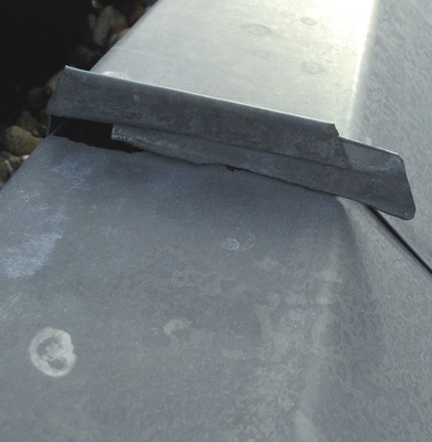 Ausdehnungsschäden entstehen, wenn Dachrandabdeckungen starr verbunden werden