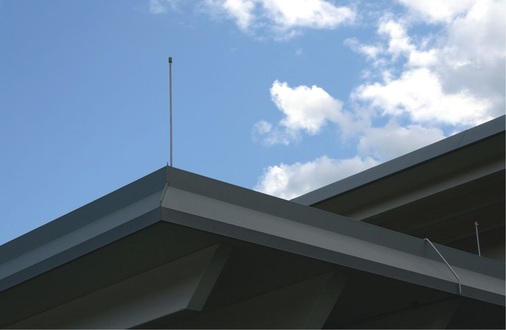 Sind zusätzliche Blitzschutz-Ringleitungen am Flachdachrand überflüssig? Aufgrund der Zulassung metallgedeckter Dachflächen als natürlicher Teil der Blitzschutzeinrichtung folgern Praktiker, dass korrekt geerdete Flachdachrandprofile ebenfalls als Blitzschutzeinrichtung tauglich sind