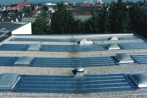Das geringe Flächengewicht von lediglich 3,6 kg pro m² ist ein weiteres Argument für den Einsatz der wartungs- und alterungsfreien Edelstahl-Dachdeckungsvariante