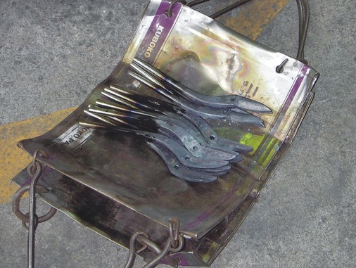 Roh und unbearbeitet: Einer der vielen Herstellungsschritte

in der japanischen Blechscheren-

Manufaktur Naotoku