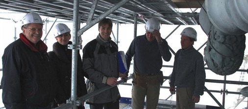 Baubesprechung: Am Girlandengehänge unterhalb der Eisengitter-Brüstung stehen Albert Sporer aus München, seine langjährige Dolmetscherin Valérie Lesur aus Lyon sowie UTBBauleiter Julian Soccard und zwei seiner Spengler