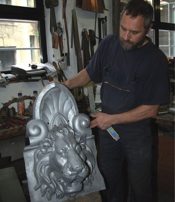 In der Sporer-Werkstatt zeigt Helmut Becher einen aus Zink getriebenen Löwenkopf, der nach der Restauration wieder am Fuße der Kuppel platziert wird. Das Trägermaterial der Zinkornamente ist Titanzink der Marke Rheinzink und 1,0 mm stark. Die Ornamente werden aus Rheinzink-MD 0,8- oder 1,0-mm-Material gefertigt