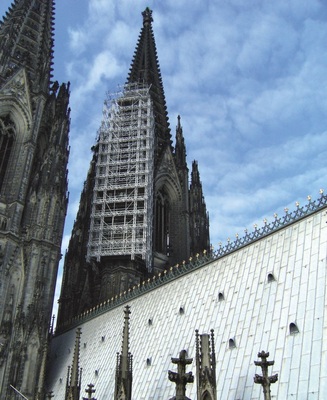 Der Dachfirst des Kölner Domes ist exakt 61,10 m hoch. Wer die Dachlandschaft bestaunen möchte, kann sich zu einer faszinierenden Führung auf das „Hohe Dach“ anmelden