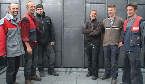 Das Leib-Team: Ulrich Leib, Adolf Heinzinger, Angelo Tedesco, Andreas Greif, Christian Lokies und Stefan Fischer vor der neuen Bleifassade. Für die Rundfalz-Stabilität sorgen eingeschobene Aluminiumrohre