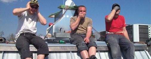 Stefan Fischer, Andreas Greif und Angelo Tedesco von der Leib GmbH lüften das Geheimnis: Ein uraltes japanisches Symbol steht am Prinzregentenplatz in München, stellvertretend für beste Sanierungsergebnisse