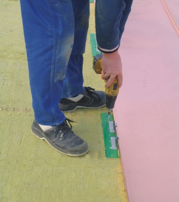 Die gestiegenen Anforderungen an den konstruktiven Wärmeschutz erfordern genaue Kenntnisse der bauphysikalischen Vorgänge in den Funktionsschichten eines Dachaufbaus