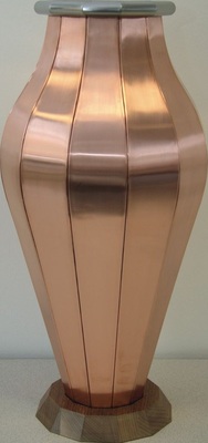 02 Urne <br />Edelstahl-Innenbehälter in geschwungenem zwölfteiligen Gefäß <br />Material: Kupfer / Edelstahl Verbindung: Falztechnik