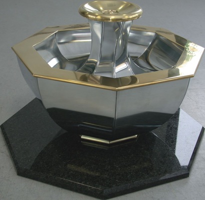 03 Springbrunnen Verdrehte segmentierte Innenschale in bauchigemGrundkörperMaterial: Titanzink / Messing Verbindung: Falztechnik und Drahteinlagen