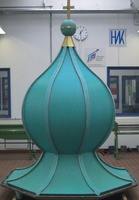 08 ZwiebelturmGeschwungener Turm mit halbrunder Rinne Material: Patiniertes Kupfer Verbindung: Leistentechnik