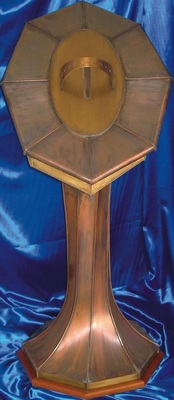 05 Digitale SonnenuhrAuf achteckigen um 1/8-­Segment verdrehten SockelMaterial: Kupfer und Messing Verbindung: Falztechnik