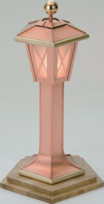 16 Fünfeckige Stehlampe Geschwungene und lineare Falze mit Glaseinlage Material: Kupfer / Messing Verbindung: Falztechnik