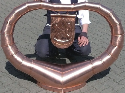 12 Spenglerherz Zwei Gliederbögen münden in ein Hosenrohr Material: Kupfer Verbindung: Falztechnik