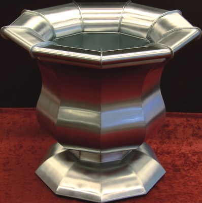 11 Blumenvase Neunteiliger Außen­körper mit segmentiertem InnenbehälterMaterial: Titanzink / Messing Verbindung: Falz- und Löttechnik