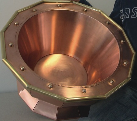 19 Brunnenschale Zwölfteiliger halb­kugel­förmiger Grund­körper mit Drahteinlage Material: Kupfer / Messing Verbindung: Falztechnik