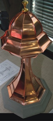 22 Dachspitze Achteckiger Grundkörper mit konvexem und konkavem­ Falzverlauf Material: Kupfer Verbindung: Falztechnik