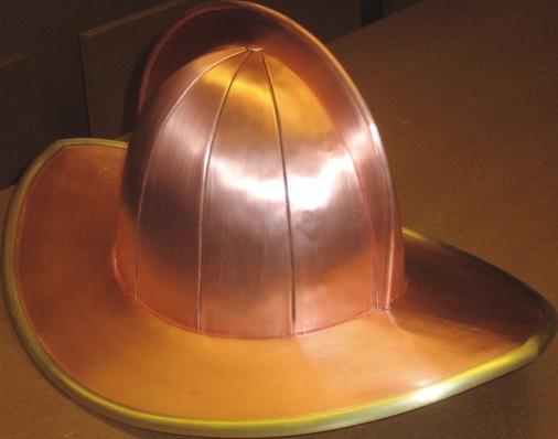 21 Helm der Schweizer Garde <br />Mehrteiliger geschwungener Grundkörper mit Rohrwulsten <br />Material: Kupfer / Messing Verbindung: Falz- und Löttechnik