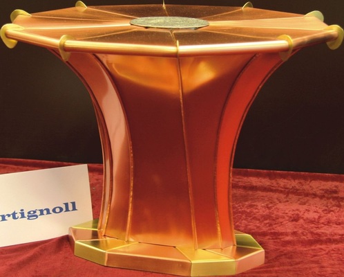 18 Urne Zehnteiliger Grundkörper mit diffizilen Schmuckeinlagen­ Material: Kupfer / Messing Verbindung: Falztechnik