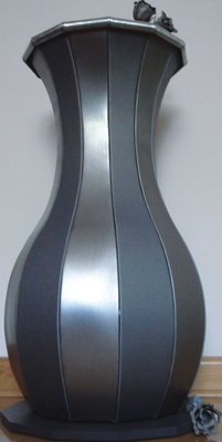 17 Zwölfeckige Vase <br />Zylindrisches Innengefäß mit Wulstübergang zum Vasenkörper <br />Material: Titanzink, vorbewittert Verbindung: Falz- und Löttechnik