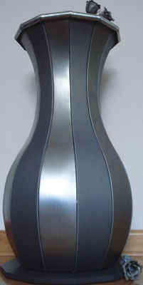 17 Zwölfeckige Vase Zylindrisches Innengefäß mit Wulstübergang zum Vasenkörper Material: Titanzink, vorbewittert Verbindung: Falz- und Löttechnik
