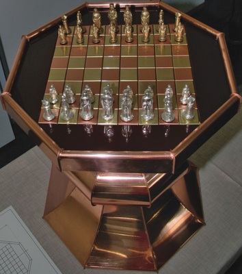 23 Standfuß mit Schachbrett Achtteiliger Grund­körper ­mit Einlege­arbeiten Material: Kupfer / Messing Verbindung: Falztechnik