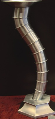 25 Lampi Stehlampe mit Gliederfuß und getriebenem Lampenkörper Material: Titanzink Verbindung: Falztechnik