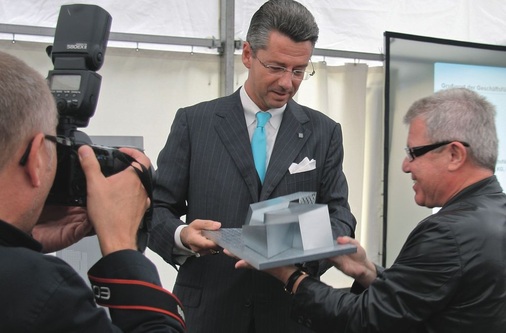 Ulrich Grillo, der Vorsitzende der Rheinzink- Geschäftsführung, überreicht Stararchitekt Daniel Libeskind ein Titanzink-Modell der Villa