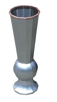 28Stehvase

Zwölfteiliger Grundkörper mit aufgesetztem RohrabschlussMaterial: Titanzink, Kupfer Verbindung: Löttechnik